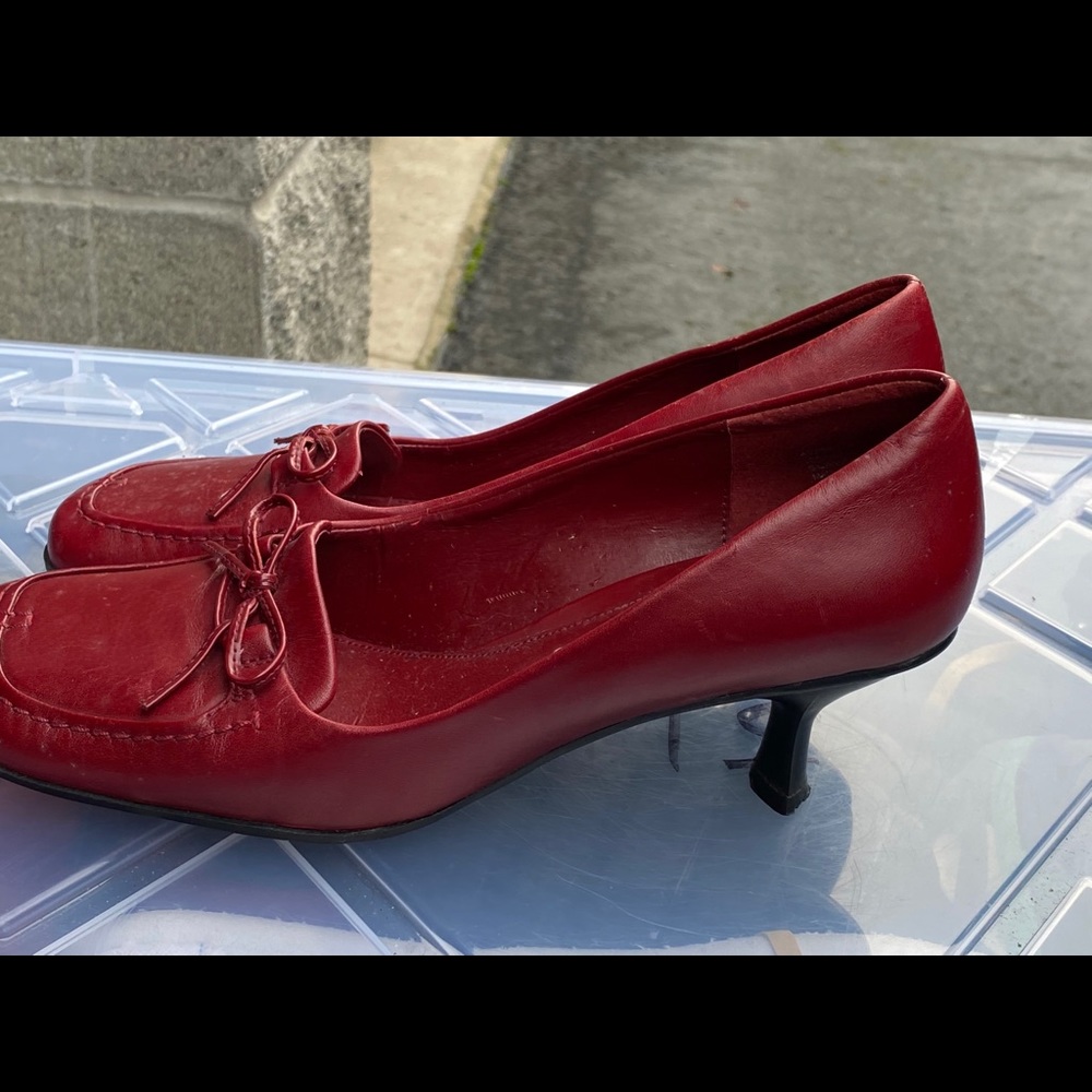 Apostrophe Red Leather Bows Sandals Size 5.5M